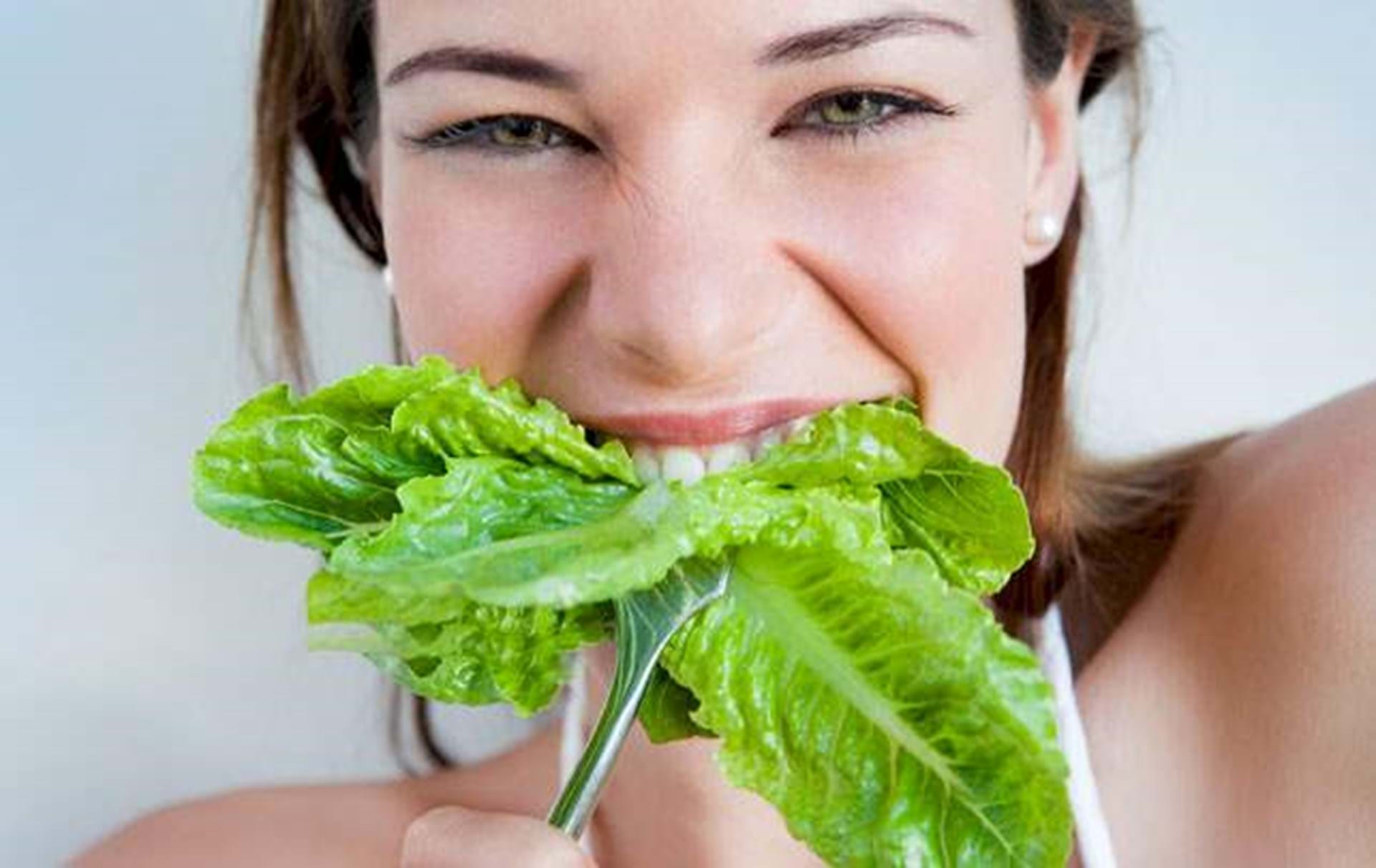 Тщательно. Девушка ест зелень. Женщина в зелени. Зелень для зубов. Девушка ест капусту.