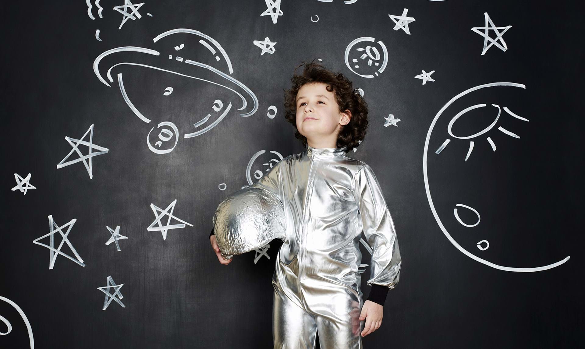 Ученые мечтатели. Детское воображение. Ребенок воображает. Школьники и космос. Мальчик мечтает.