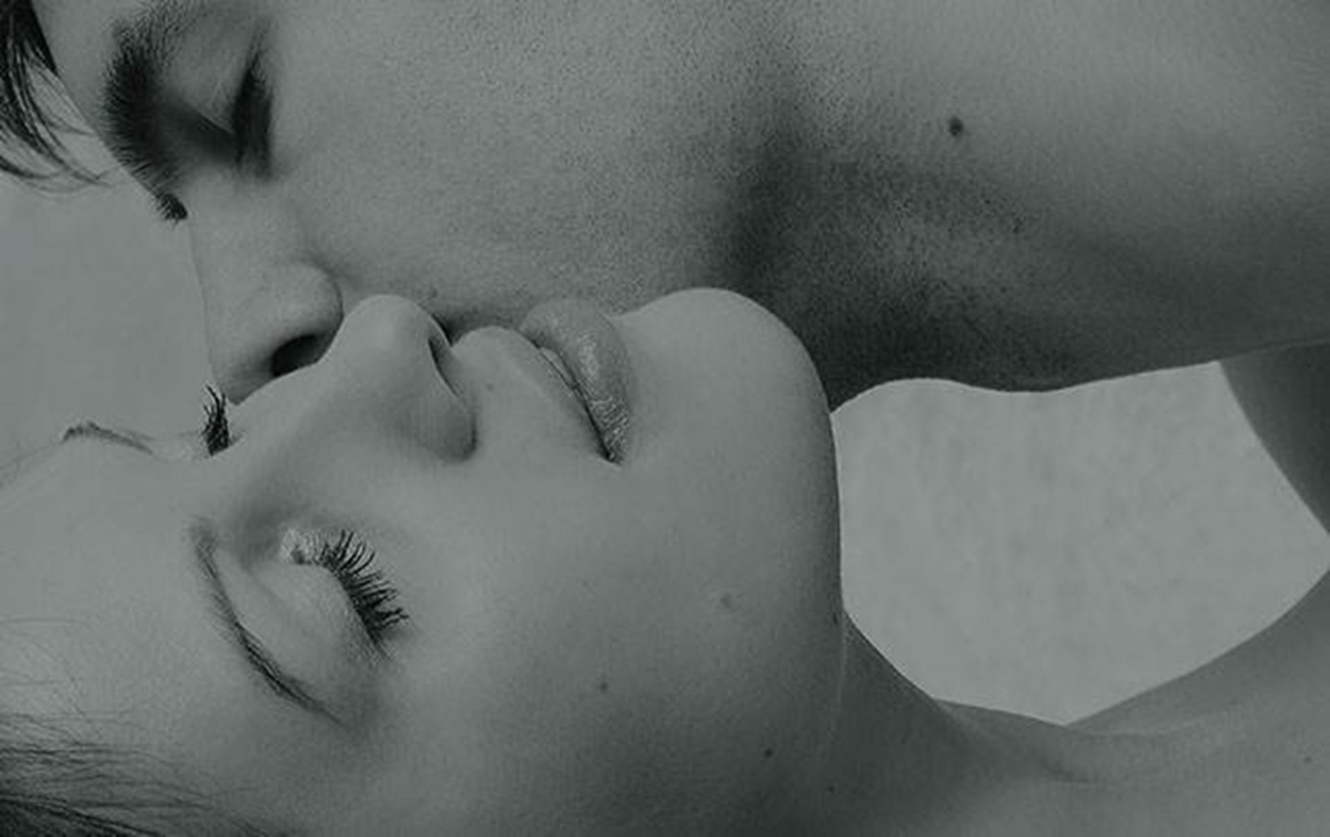 Начал целовать шею. Нежный поцелуй. Поцелуй в шею. Нежный поцелуй в шею. Нежный поцелуй в шею картинки.