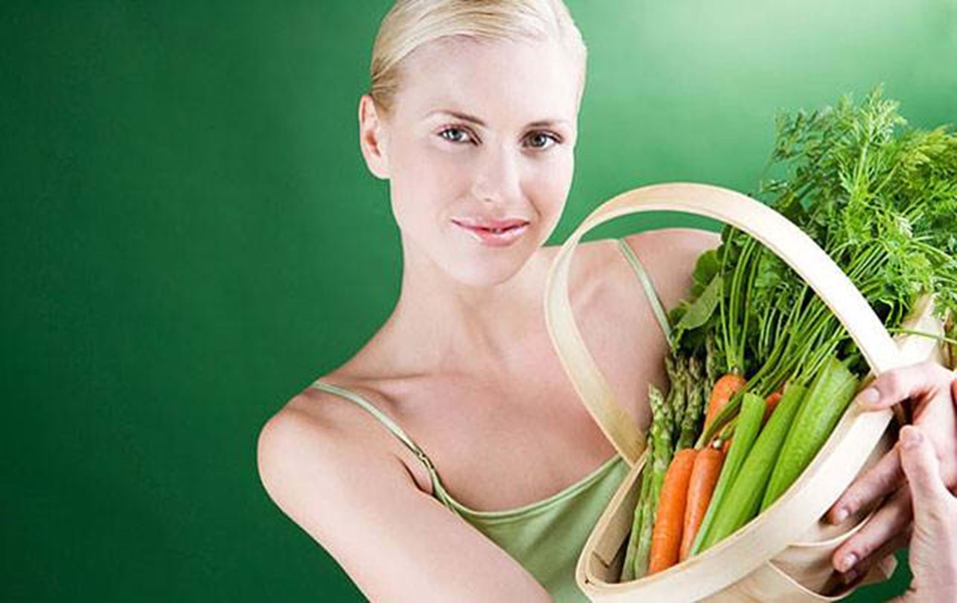 Девушка с овощами. Летняя диета. Девушка ест овощи. Тарелка с овощами и девушка.