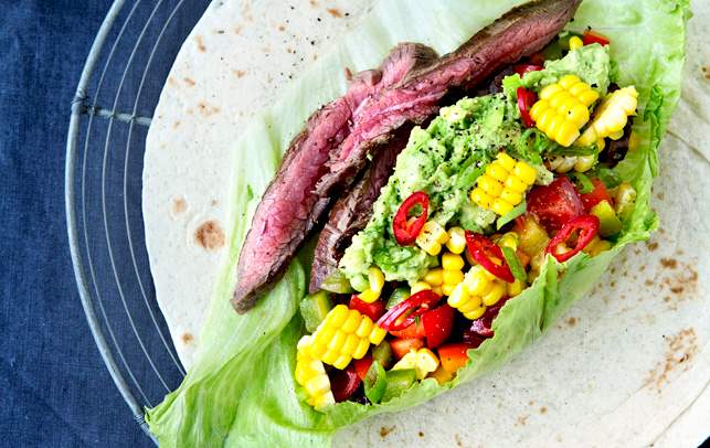 Tortillaer med steak, guacamole, majs og rød peber/tomatsalsa. Tortillaer med steak, guacamole, majs og rød peber/tomatsalsa