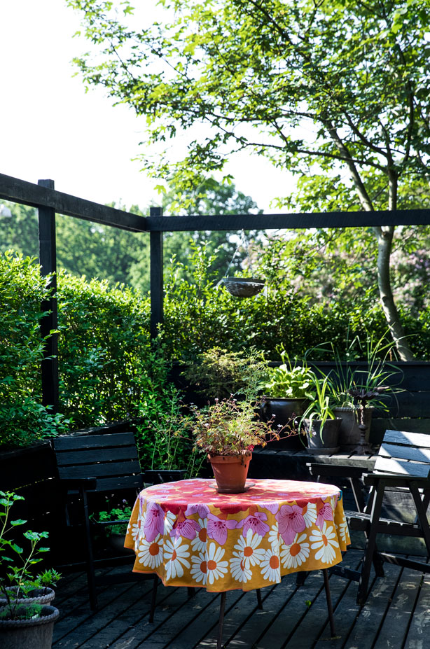 Stor terrasse midt i haven.