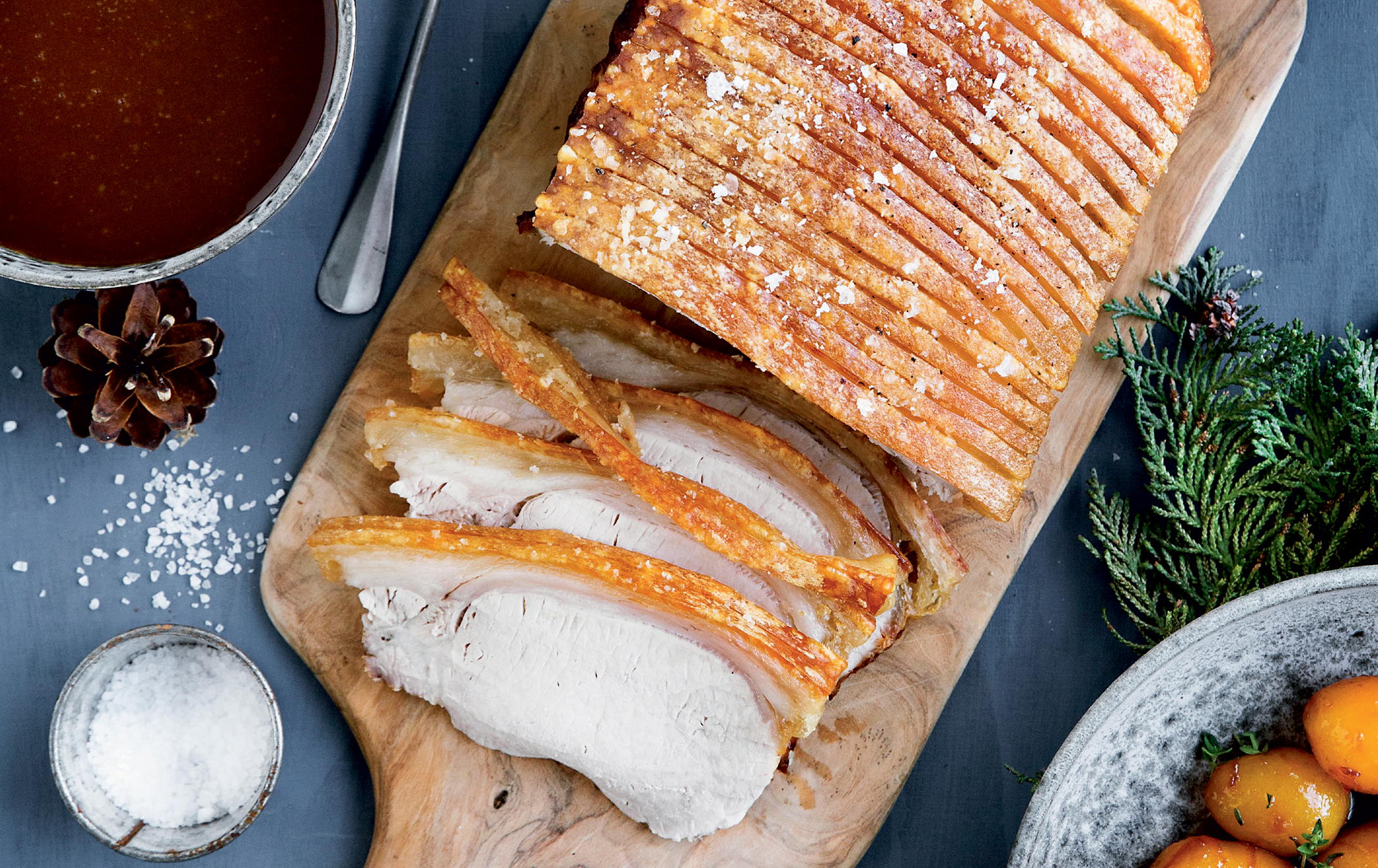 Den gammeldags flæskesteg med sprød svær er en klassiker på ethvert julebord - både til julefrokosten og juleaften. den klassiske julemiddag med flæskesteg med sprød svær og brunede kartofler