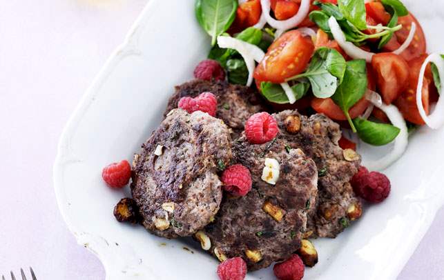 Nødde-oliven-bøffer og nem tomatsalat Opskrift på nødde-oliven-bøffer