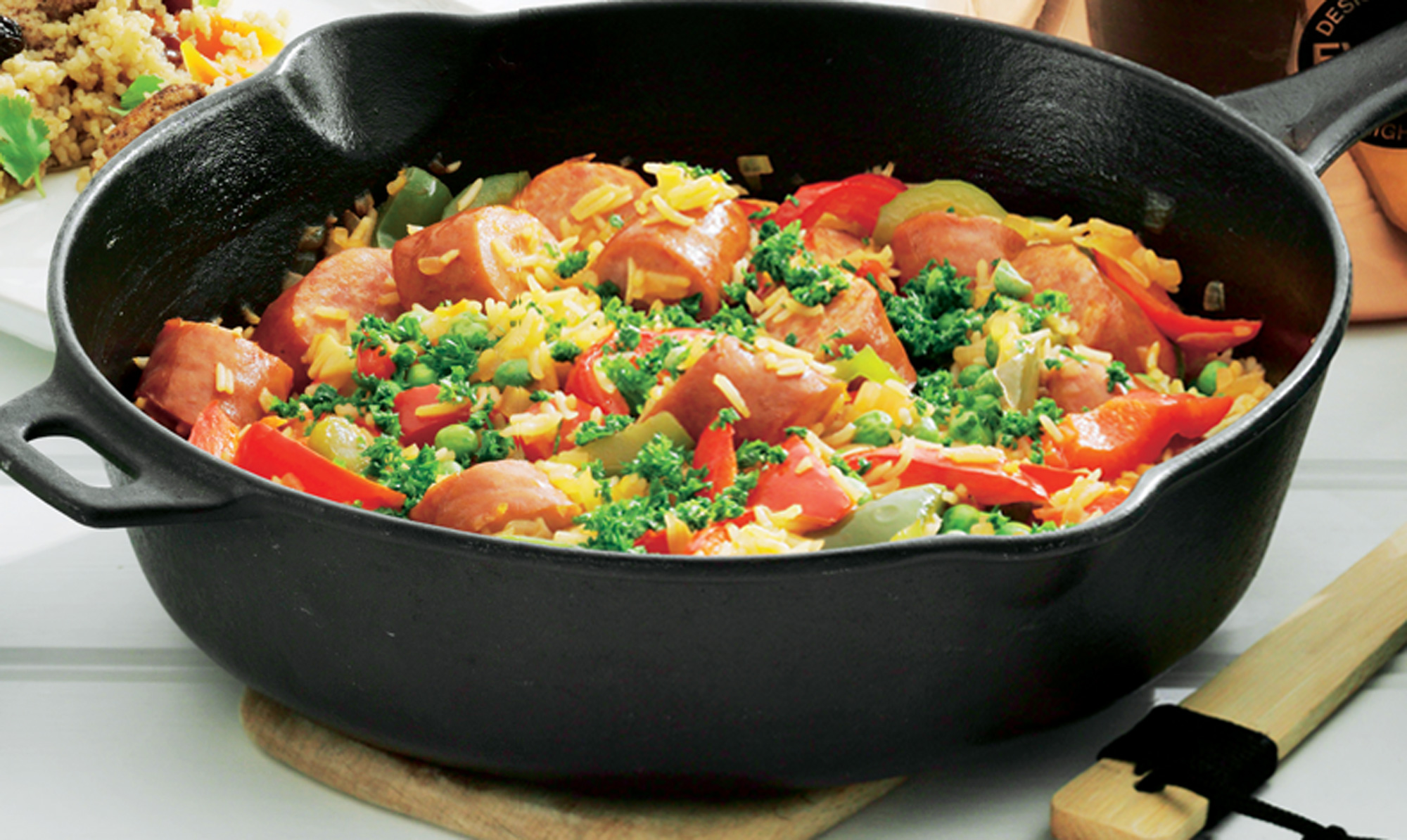 Paella med pølser og peberfrugter