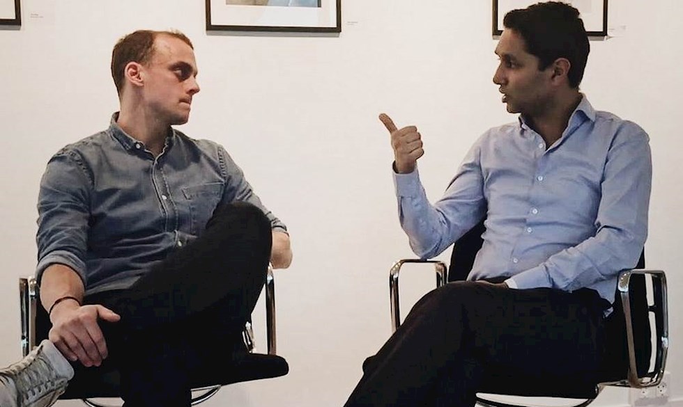 Hvad er faren ved digitalisering og sociale medier? Det diskuterer speciallæge Imran Rashid og marketingdirektør Steffen Hedebrandt her. Speciallæge Imran Rashid og marketingdirektør Steffen Hedebrandt