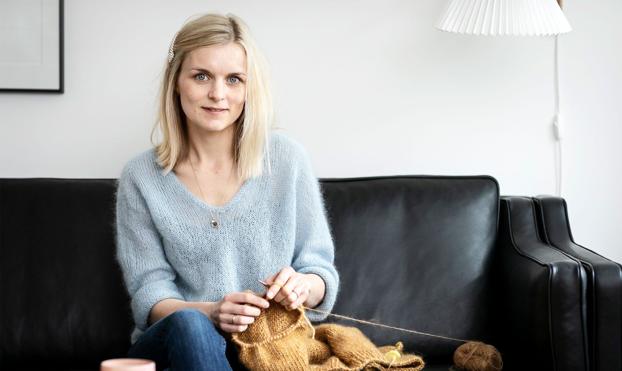 Mette designer tøj, som hun selv, hendes tre børn og hendes mand har lyst til at gå i. Inspirationen finder hun på gaden og i magasiner. Mette Wendelboe Okkels