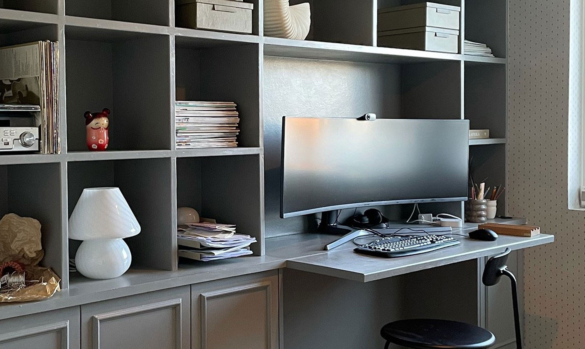 Christine og Mikkels indbyggede reol indeholder også et smart skrivebord. Indbygget reol DIY IKEA
