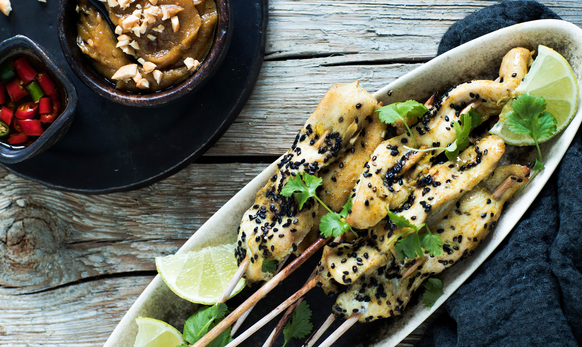 Find den lækre opskrift her. Kyllingesatay med peanutbuttersauce