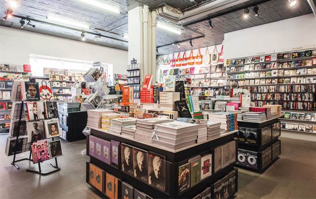 Næste gang du er i Stockholm, må du unde dig selv et besøg i Papercut, som har et virkelig inspirerende udvalg af såvel bøger som bog-accessories Boghandleren, du skal kende