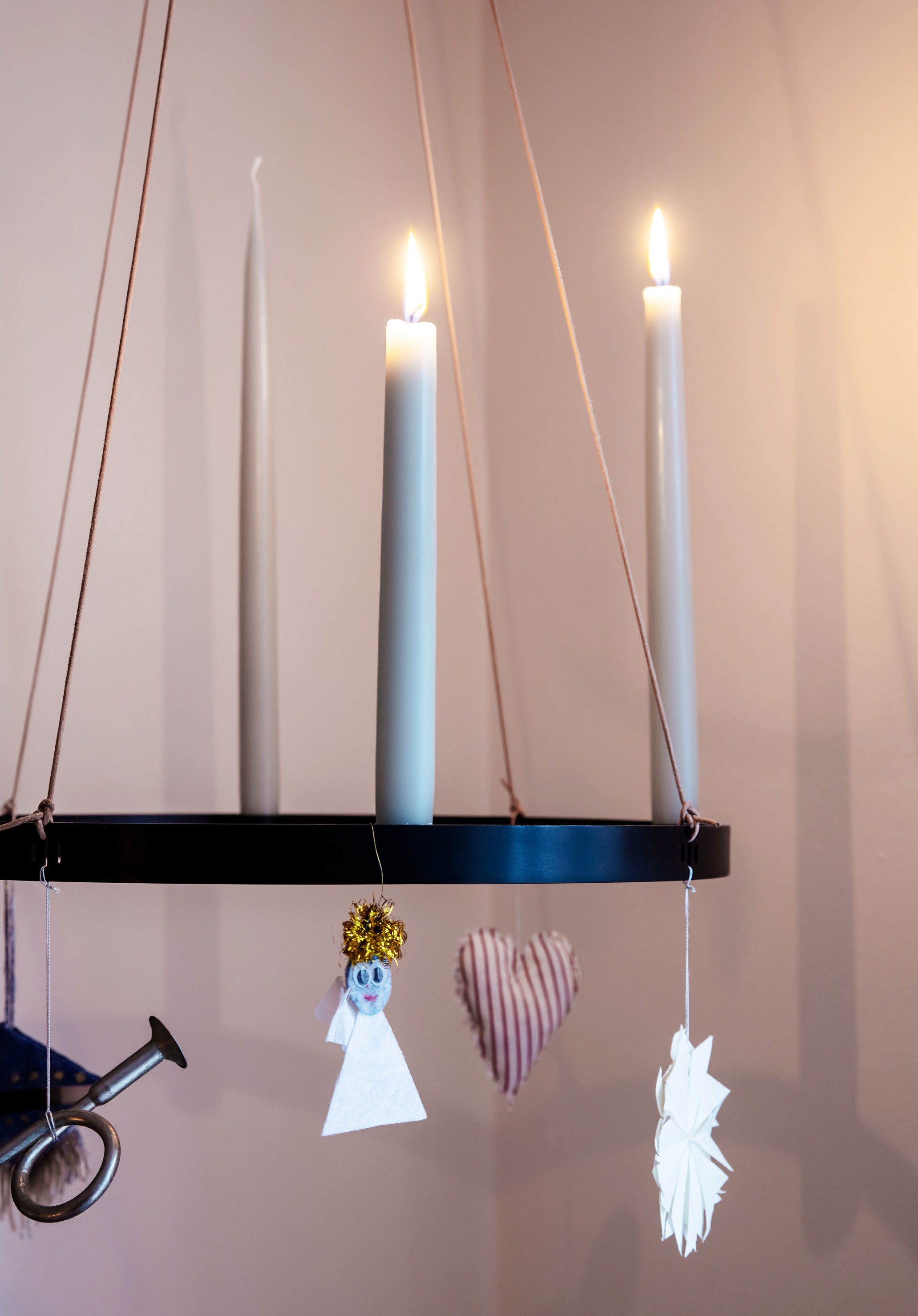 I adventsstagen fra Ferm Living har Anne sat forskellige farvede lys.