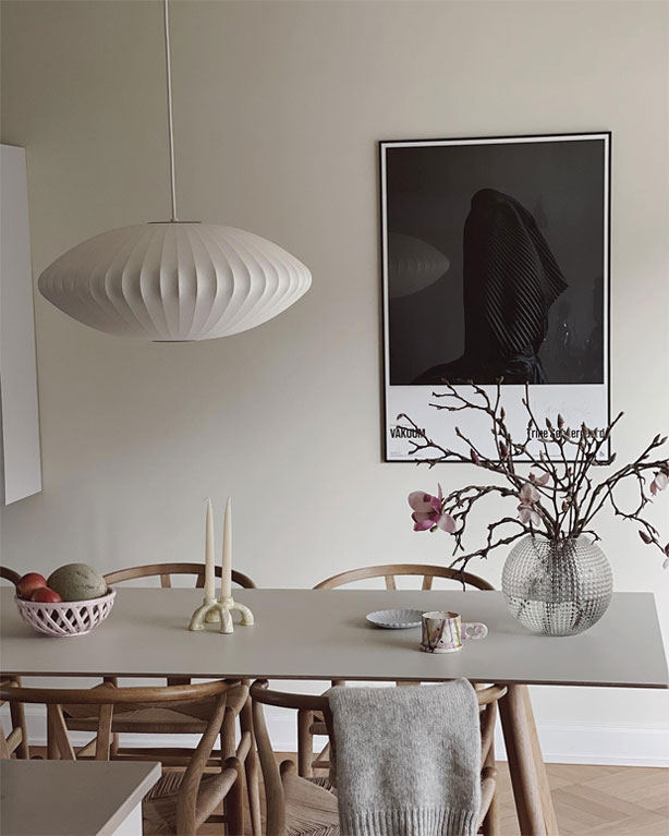 Over spisebordet fra Hay hænge lampen som er fra Herman Miller. Vasen er fra Eightmood og det fine keramik er fra Sakura Copenhagen.