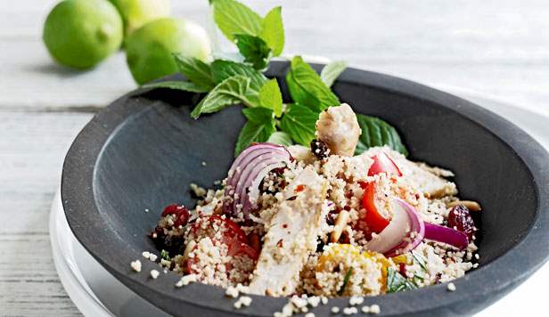 Marokkansk kyllingesalat med couscous Opskrift på marokkansk kyllingesalat med couscous
