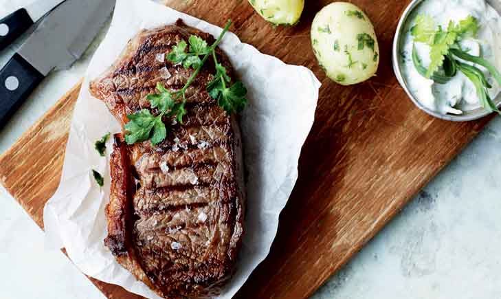 Skøn grillmad med kold bernaise-dressing... Grillet entrecote med skyr-bearnaise