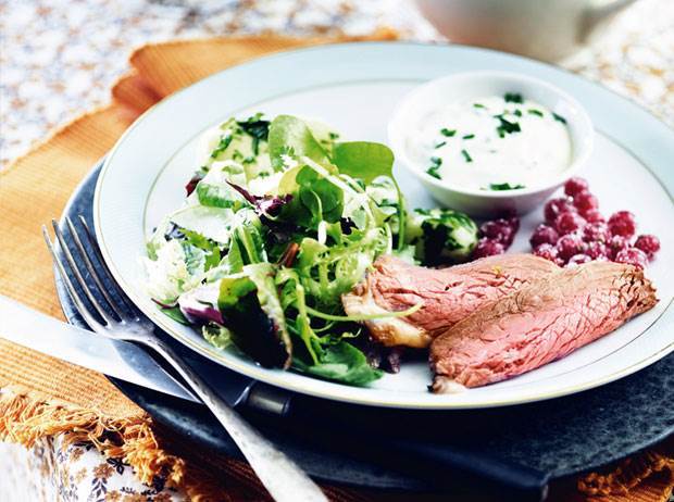 Krydderurtemarineret culottesteg med nye kartofler og aïoli