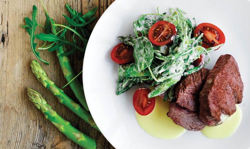 Grillet oksemørbrad med aspargessalat og hollandaisesauce. Grillet oksemørbrad med aspargessalat og hollandaisesauce