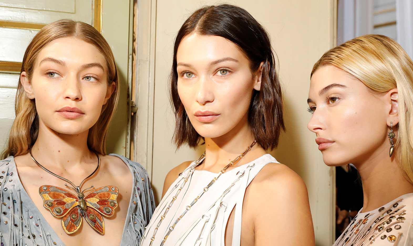 Modellerne Gigi Hadid, Bella Hadid og Hailey Baldwin backstage ved Bottega Veneta-showet under den italienske modeuge i Milano, 2018. Gigi Hadid, Bella Hadid og Hailey Baldwin Bottega Veneta Milano 2018