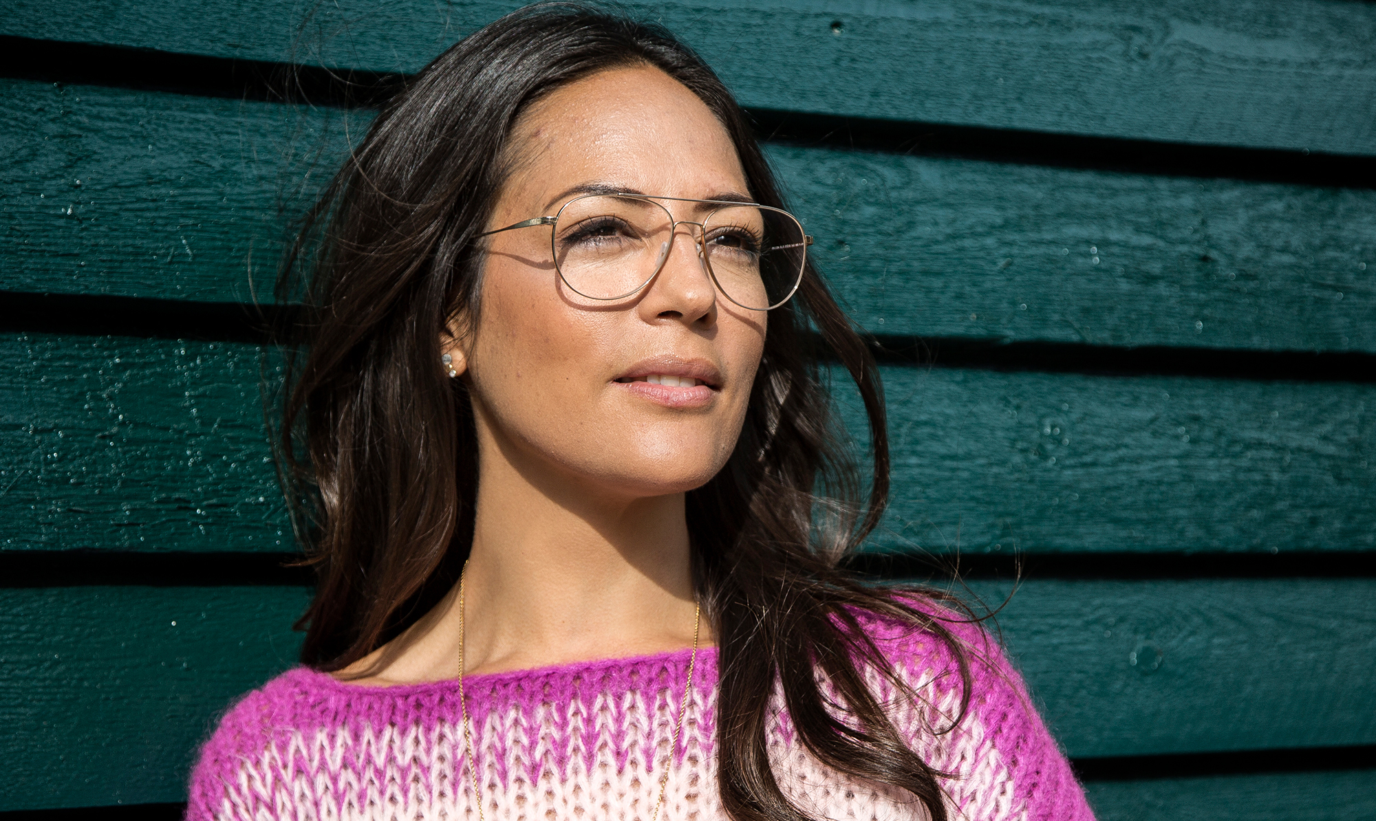 Nyhedsvært Karin Cruz tror på, at der er mere mellem himmel og jord, og derfor leder hun også efter en måde at komme i kontakt med sin afdøde mor. Karin Cruz