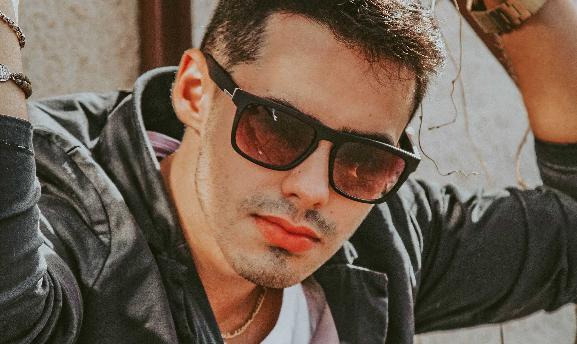 Denne artikel er sponsoreret af: Fiol Optik, FLEYE Copenhagen, Thiele, Unik Optik, ZEISS Vision Care & Ørgreen Optics 6 hotte (sol)briller i denne sæson.