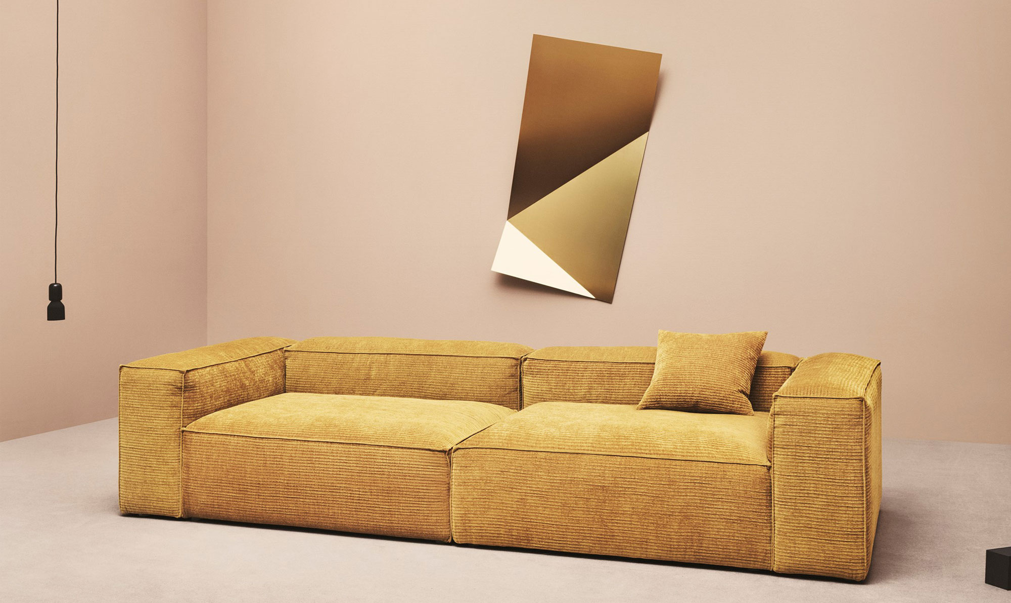 Blød, bred og komfortabel sofa fra Bolia i karrygult fløjl, der lige nu er ét af de materialer, vi ser indtage scenen i 2019. Modellen hedder Cosima. Cosima sofa Bolia