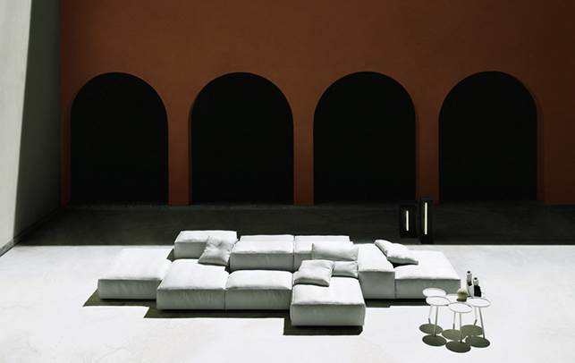 Luksus loungesofa Den ikoniske Extrasoft-modulsofa, der er designet af Piero Lissoni, fås også som udendørssofa, til når det virkelig er tid til at nyde udelivet (Living Divani). Møbler til det ultimative udeliv