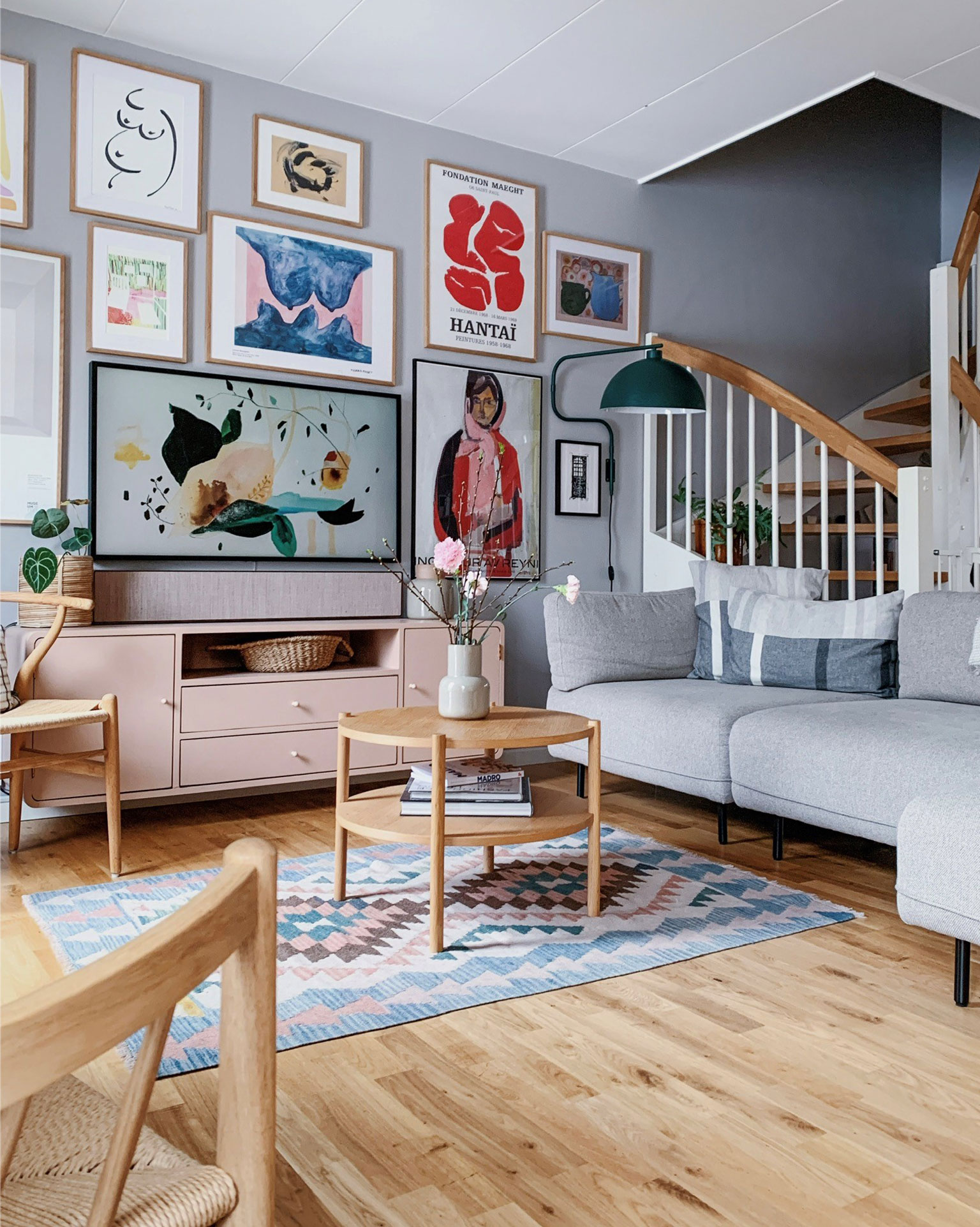 TV bænken, som er fra Nova Møbler, har Ditte selv malet i farven fra Jotun. Den grønne lampe er fra