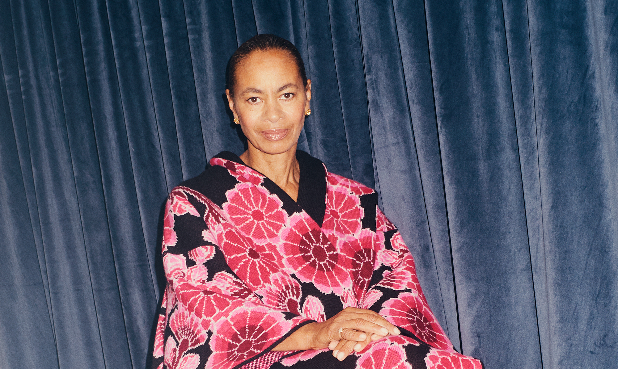 Jacqueline i kimono fra BALENCIAGA, øreringe fra MALENE JUHL JØRGENSEN og LINE & JO er Jacquelines egne. Jacqueline Friis-Mikkelsen