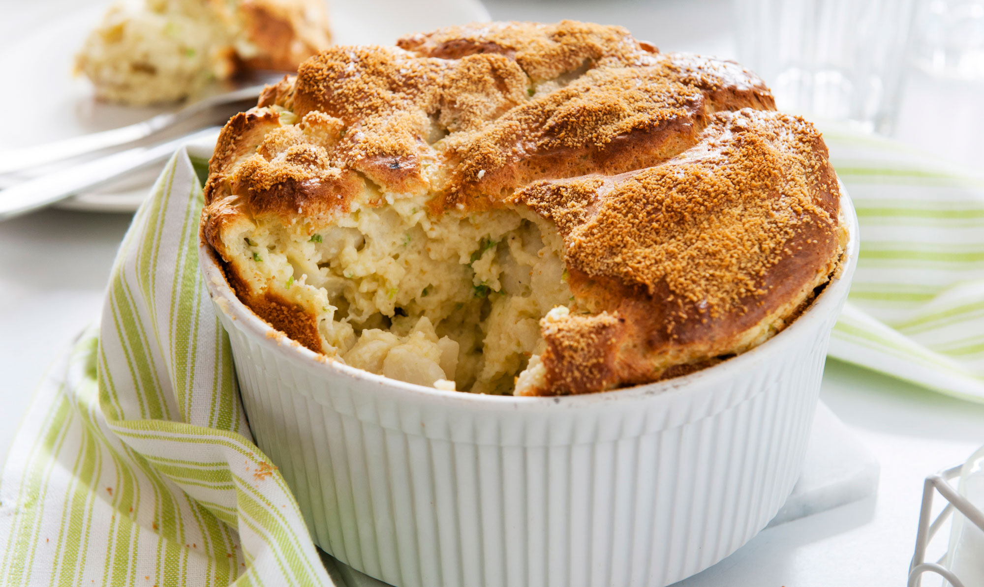 Blomkålsgratin er en dejlig hverdagsklassiker. Og her får du en trin for trin guide til at lave den selv derhjemme... Blomkålsgratin opskrift