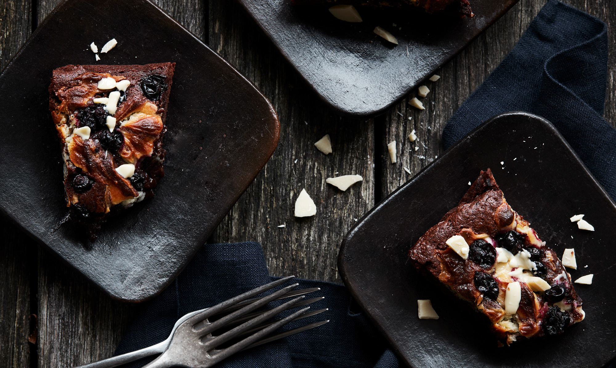 Tip: Du kan sagtens erstatte solbær med blåbær... Cheesecake brownie med solbær