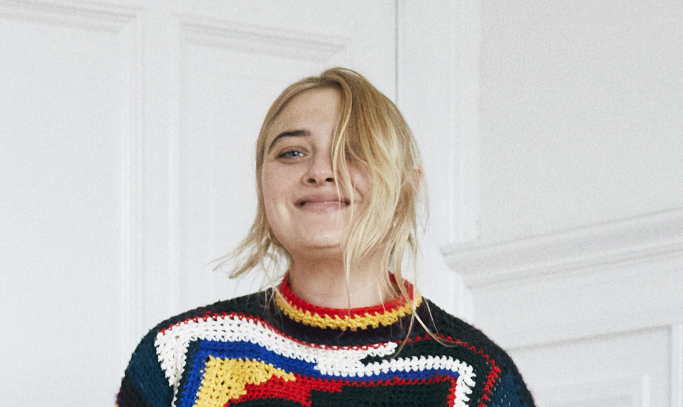 Lulu Kaalund, 31 år. Har bl.a. udstillet på Collaborations og Alice Folker Gallery. Er i 2020 aktuel med et samarbejde med designer Anne Sofie Madsen. Sælger kun privat efter en venteliste, som er et par år lang. Lulu Kaalund strik