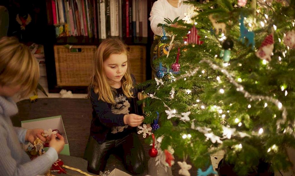 Når I er skilsmissefamilie, kan I hurtigt komme til at overbyde hinanden i et forsøg på at sikre jeres børn en god jul. Og så kan I netop ende med at gøre det modsatte. Sådan kommer I bedst gennem juletiden som skilsmissefamilie