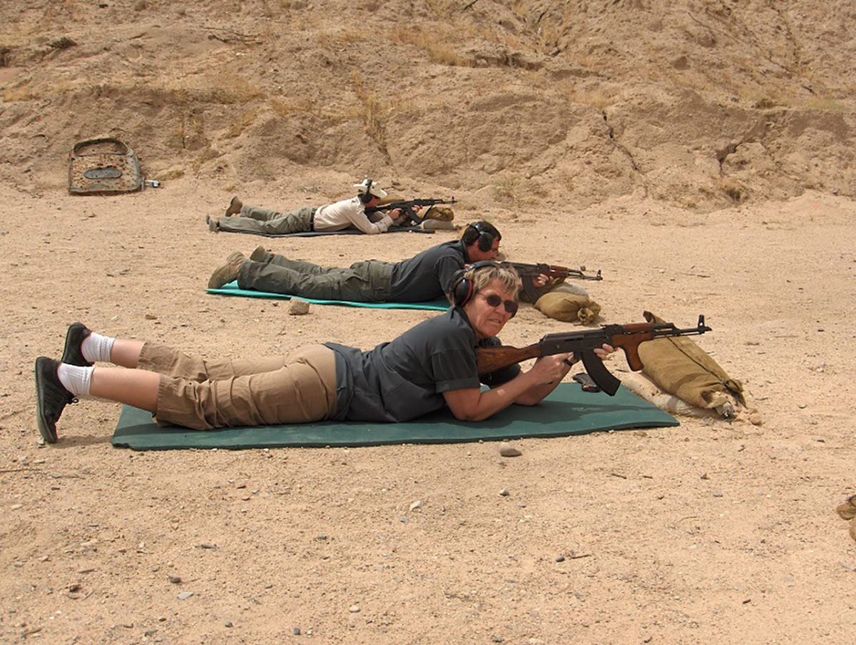 Irak Anna Her lærer jeg at skyde med en AK47 sammen med de andre internationale medarbejdere copy.jpg