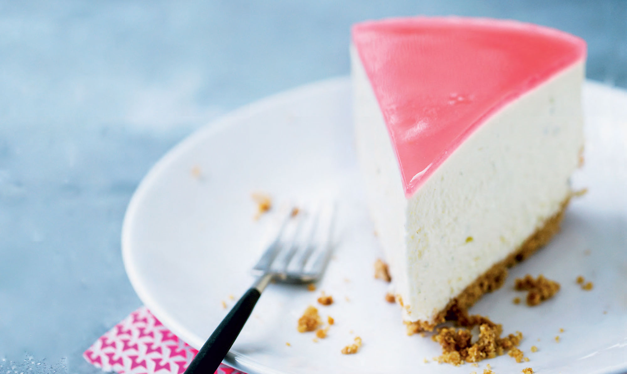 Cheesecake med hvid chokolade, lime og rabarbergele. Cheesecake med hvid chokolade, lime og rabarbergele