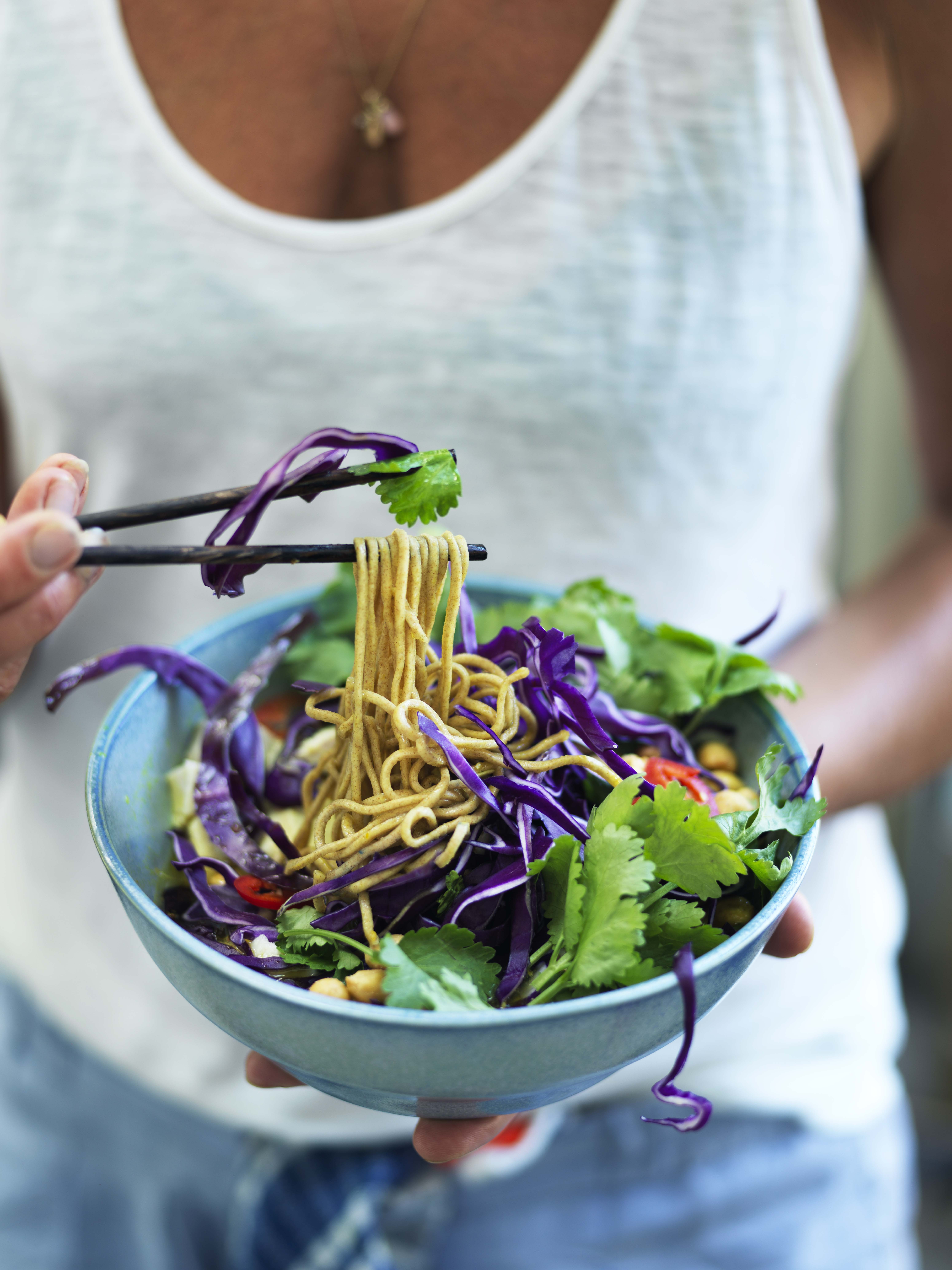 Find den antiinflammatoriske opskrift her. Antiinflammatorisk kost: Kyllingesuppe med nudler