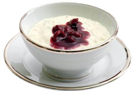 Risalamande med appelsin/kirsebærsovs