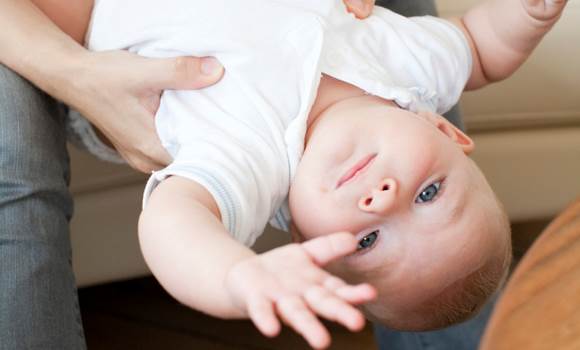 Vend bunden i vejret på baby, det er godt for ham - og sjovt! Foto: Colourbox Motorik: Vend bunden i vejret på baby