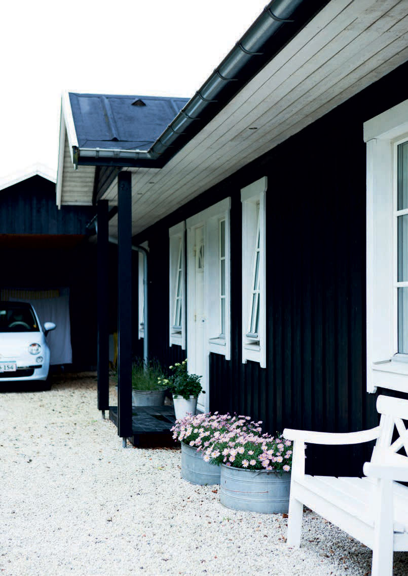 Huset ligger på en lille blind vej med kun otte huse. Alle er sorte træhuse, hvilket er med til at give stedet en Bulderby-agtig stemning.