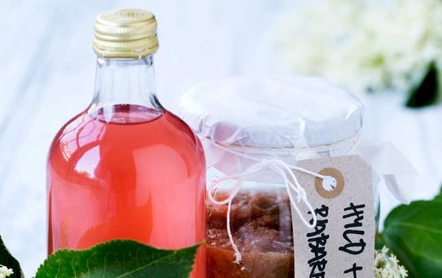 Få opskriften på rabarber-hyldeblomstsaft Rabarber-hyldeblomstsaft