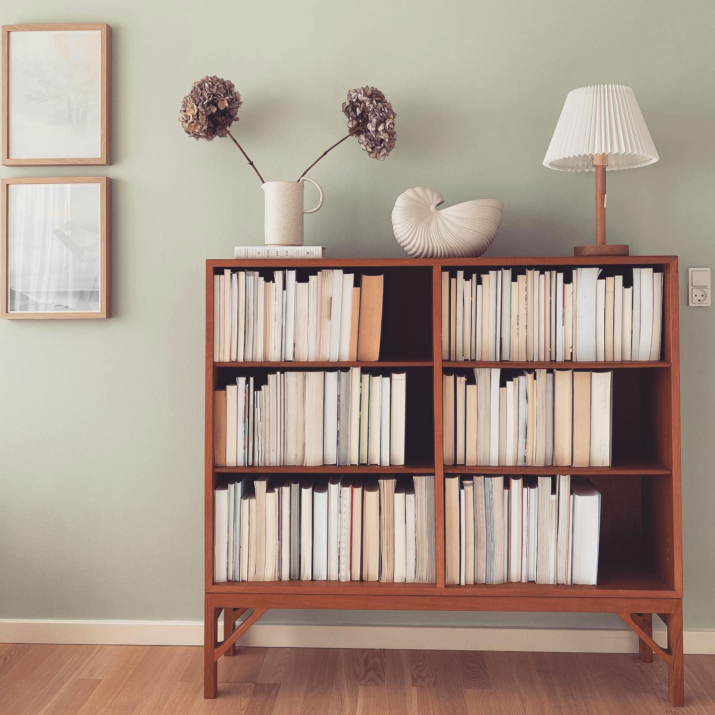 Lampe fra Bloomingville, shell vase fra Ferm Living og plakater fra No17 Limited.