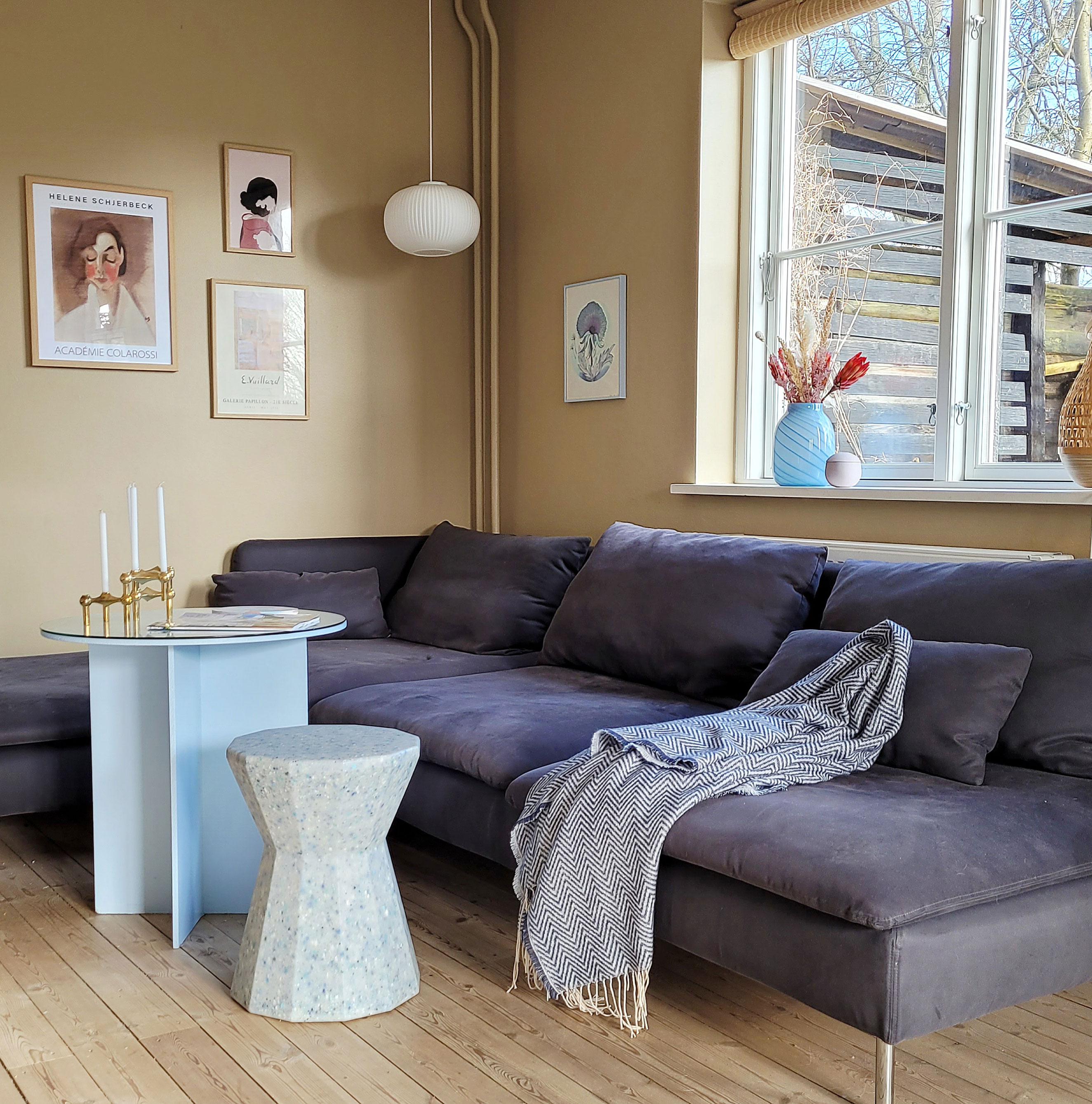 Christina og hendes mand har købt en ny sofa, da de synes den sorte er alt for mørk til stuen. Blå vase fra Jysk.
