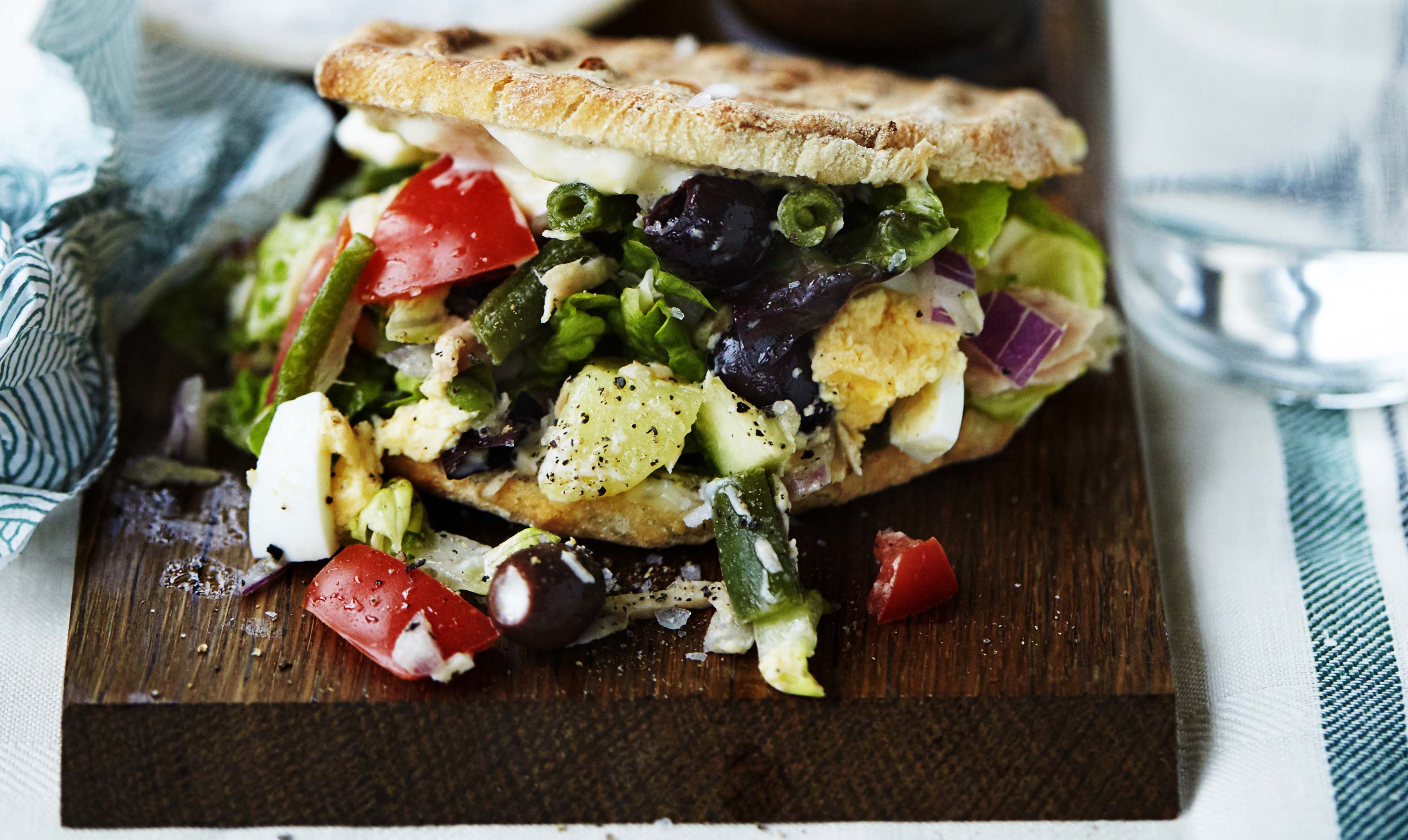Pan bagnat stammer fra Nice og er perfekt den lette sult. Toast: Pan bagnat