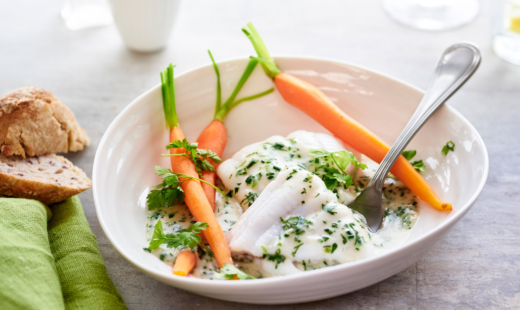 Skøn sommerret! Fisk i frikassé med nye gulerødder og krydderurter