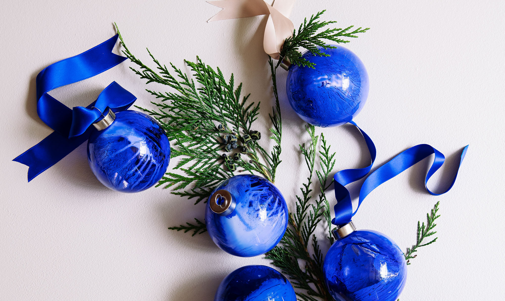 De smukke nuancer på julekuglerne veklser alt efter, hvordan lyset falder. Julekugler med blæk