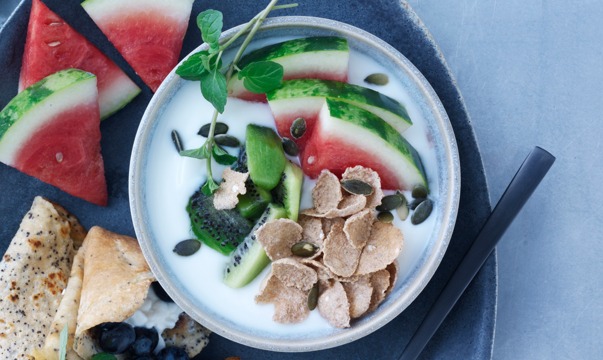 Find opskriften på den lækre morgenmad her. Yoghurtbowl med vandmelon og kiwi
