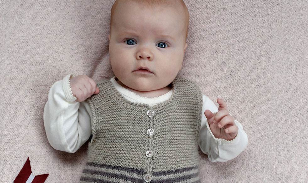 Fin strikket buksedragt til den lille baby. Buksedragt strik