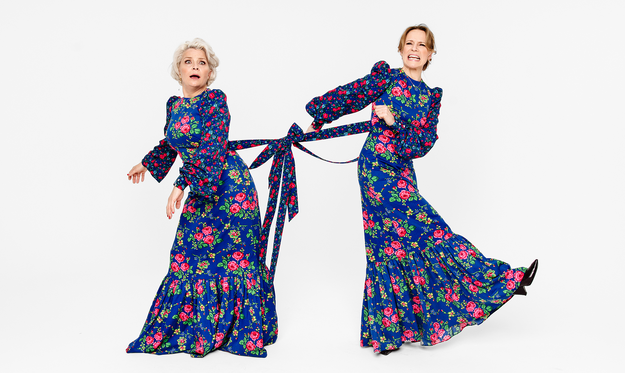 Signe og Iben diskuterer modetrends. Iben Hjejle og Signe Lindkvist