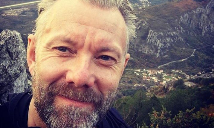 Casper Christensen er 52 år og komiker, tv- og radiovært, manuskriptforfatter og instruktør. Aktuel med biografien ”Casper” i samarbejde med Martin Kongstad. Gift med Isabel Friis-Mikkelsen, som han har to børn med, derudover har han to børn fra et tidligere forhold. Casper Christensen