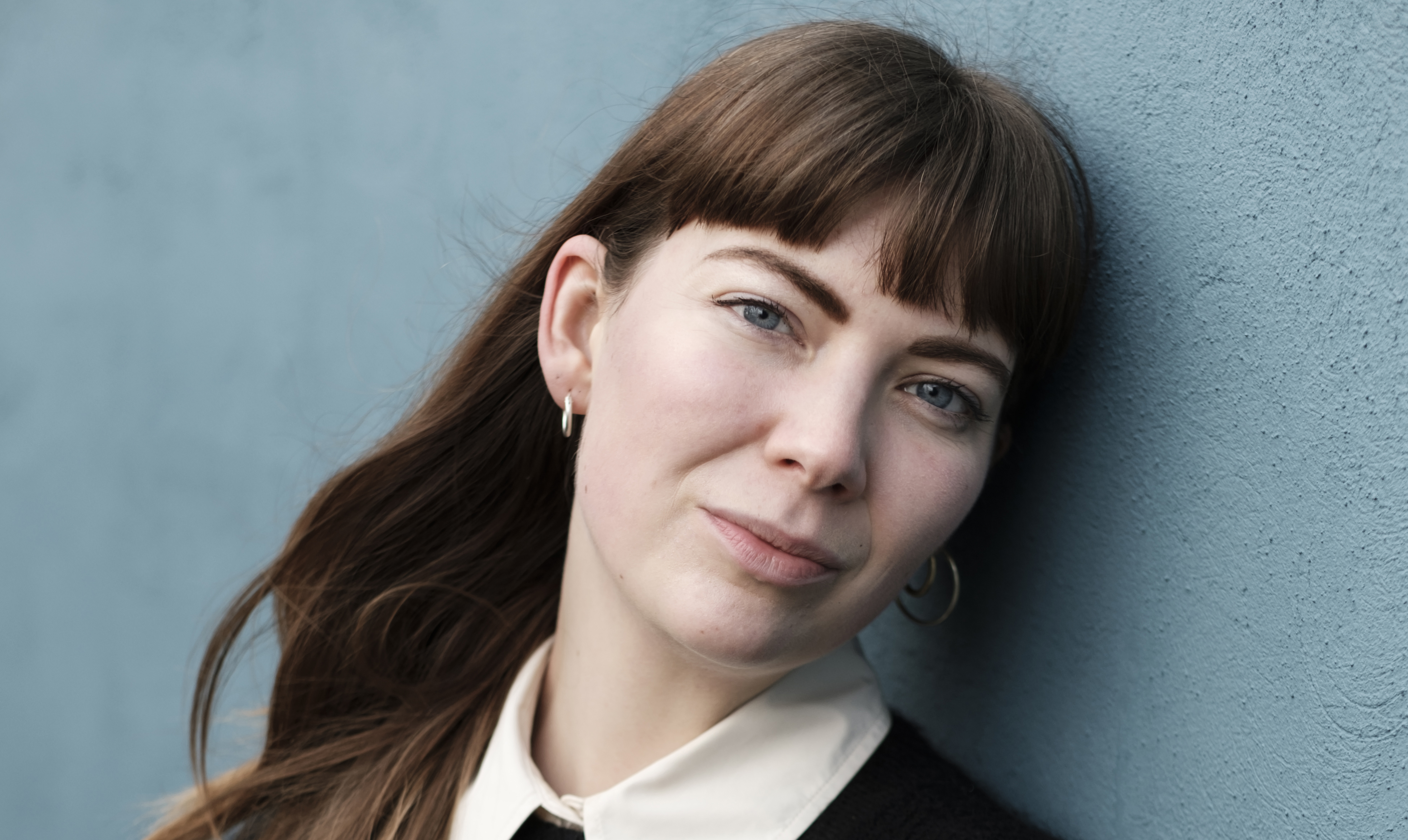 "Ensomheden ligger ligesom en ring rundt om de der megasvære følelser, som man går rundt med alene," fortæller Signe Rønsov. Signe Rønsov