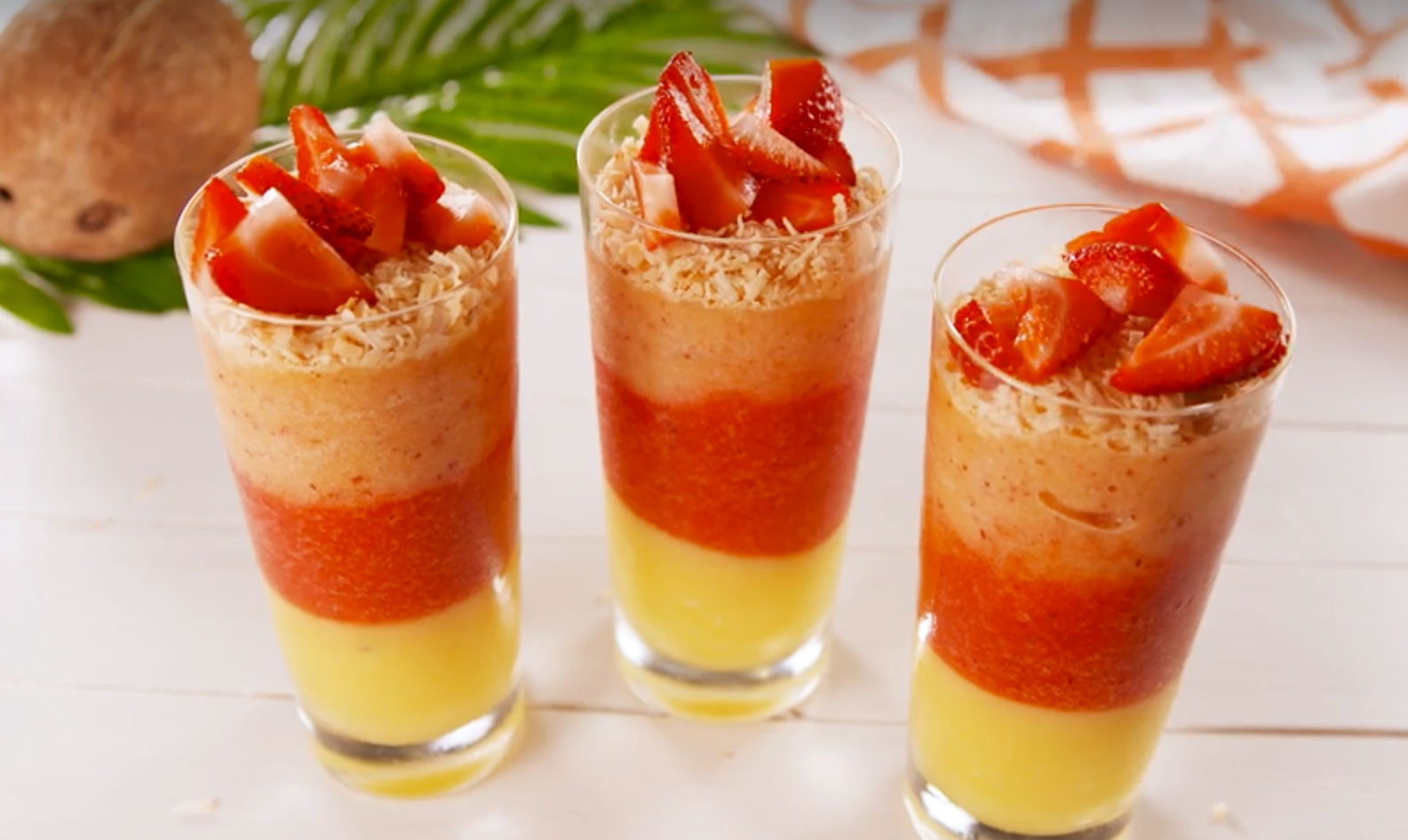 Sommerens lækreste pina colada er i 3 lag... og du får opskriften lige her. Pina colada med ananas, fersken og jordbær