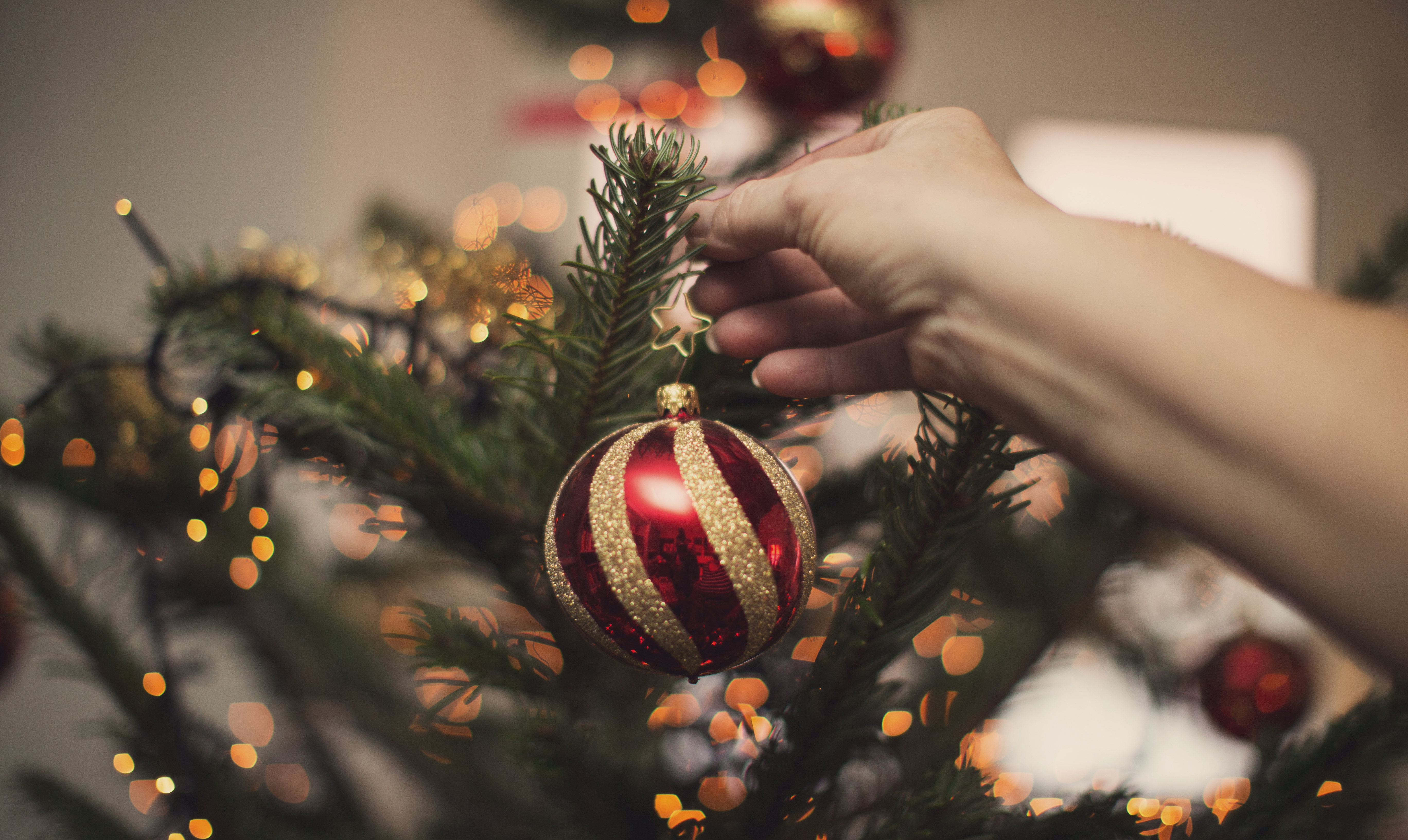 Hold op, hvor skal der meget til for at holde den perfekte jul for børn. Men behøver den at være perfekt? Og er man en dårlig mor, hvis julen bare er... gennemsnitlig? Hyldest til den middelmådige jul